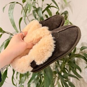 EMU Australia Sheepskin‎ Suede Slippers
Women’s Size 6
